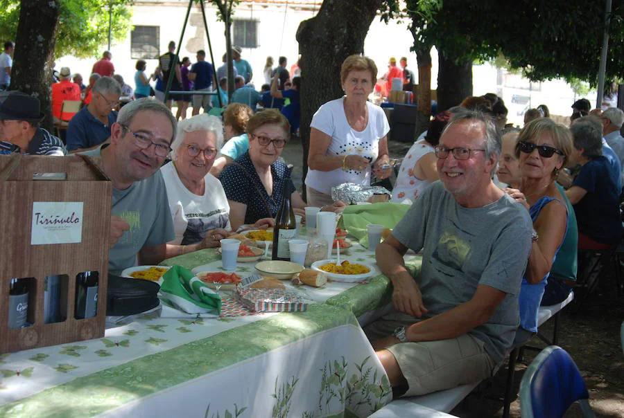 Fotos: Los vecinos de El Cerro despiden sus fiestas con una paella popular