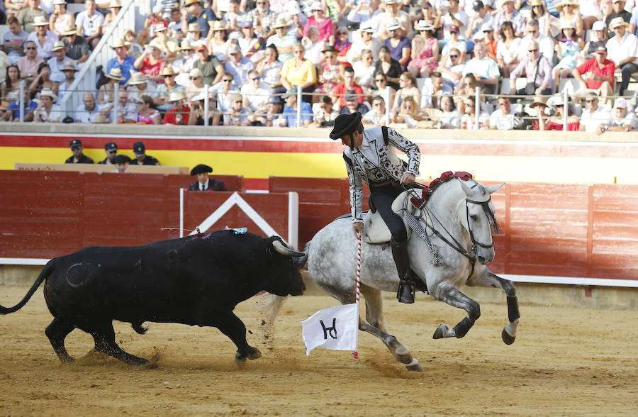 Fotos: Los Rejoneadores salen por la Puerta Grande