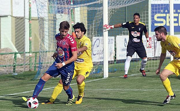 Dani Calleja contra el balón ante La Bañeza en La Albuera. 