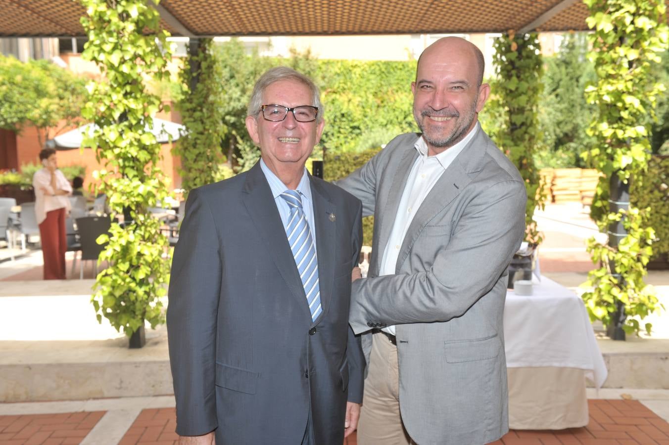 Armando Reinoso, de la Fundación Real Valladolid, y Carlos Muñoz de Luna, director del Meliá Recoletos.