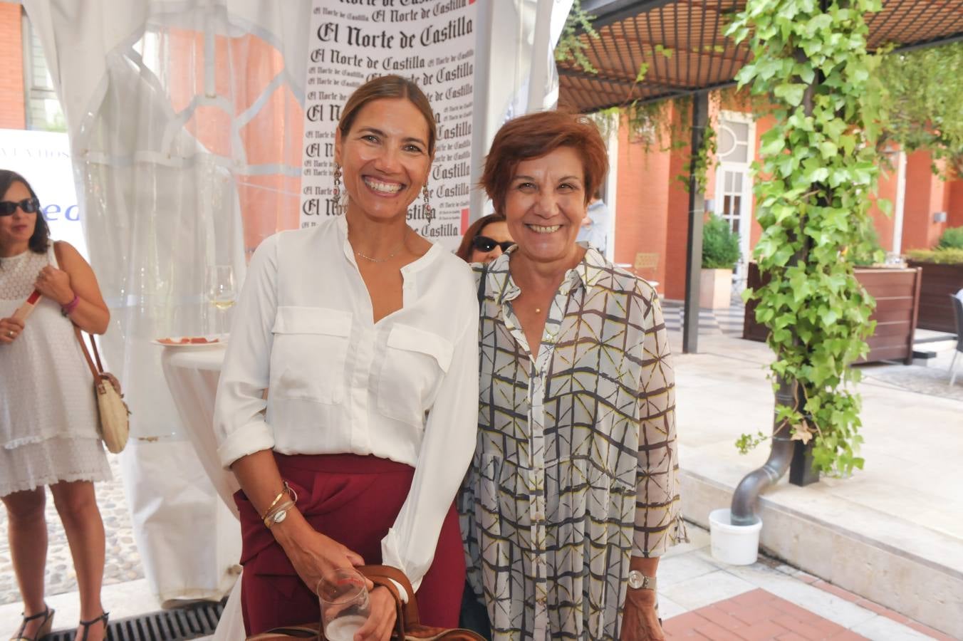 Marta Mateo, de El Norte de Castilla, con Concha Ferrero, de la Academia de Gastronomía.