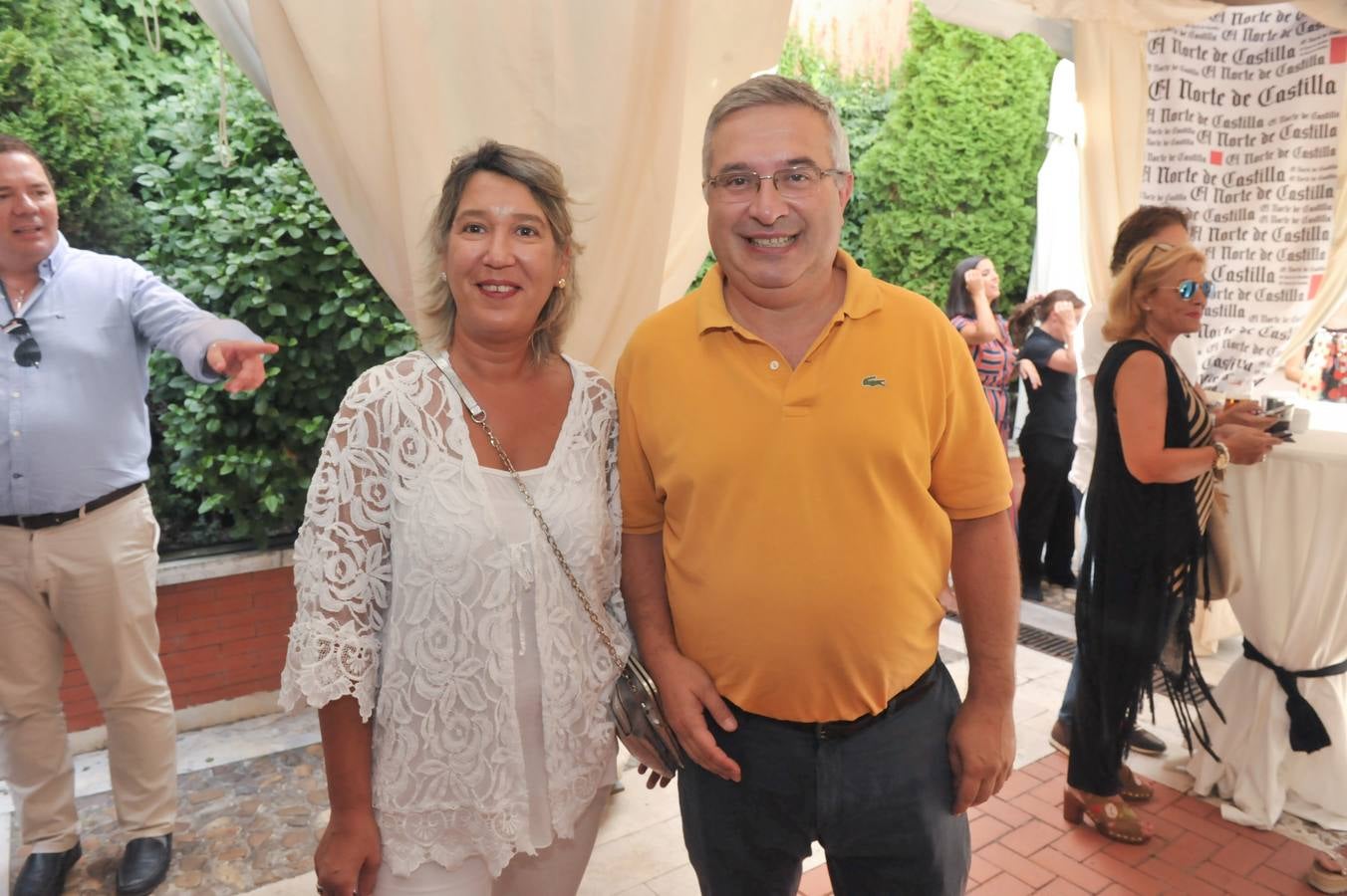 Elena Gil (Colegio de Psicólogos) y Enrique Raposo, del restaurante Ginos.