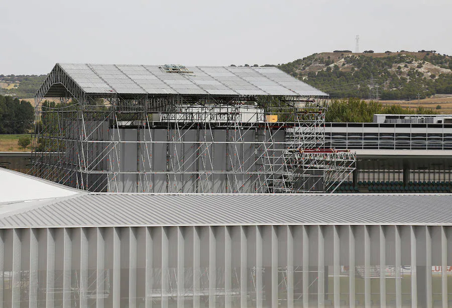 Fotos: Montaje del escenario de Maluma en La Balastera (Palencia)