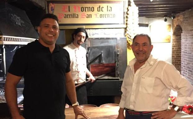 Imagen principal - Ronaldo posa con empleados de La Parrilla. A la izquierda, el cuarto de lechazó que degustó el astro brasileño. 