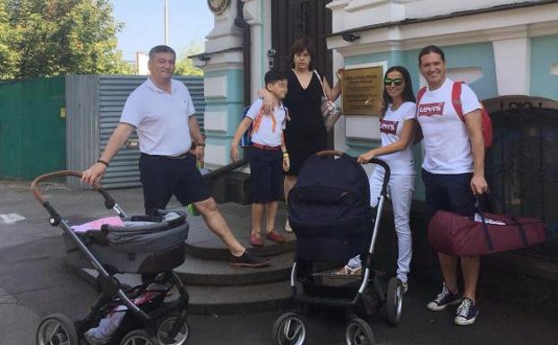 Una de las familias en la entrada de la Embajada española en Kiev, Ucrania.