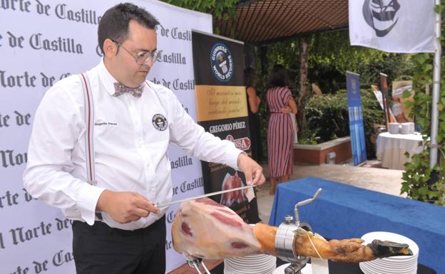 El cortador de jamón, Gregorio Pérez, hace disfrutar a los invitados de la caseta de El Norte con multitud de platos de este manjar.