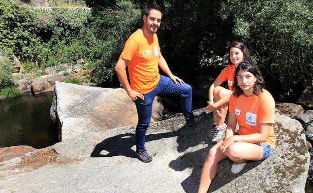 Alberto Díez, coordinador del Centro de Interpretación del barrio de San Lorenzo, junto a las monitoras.