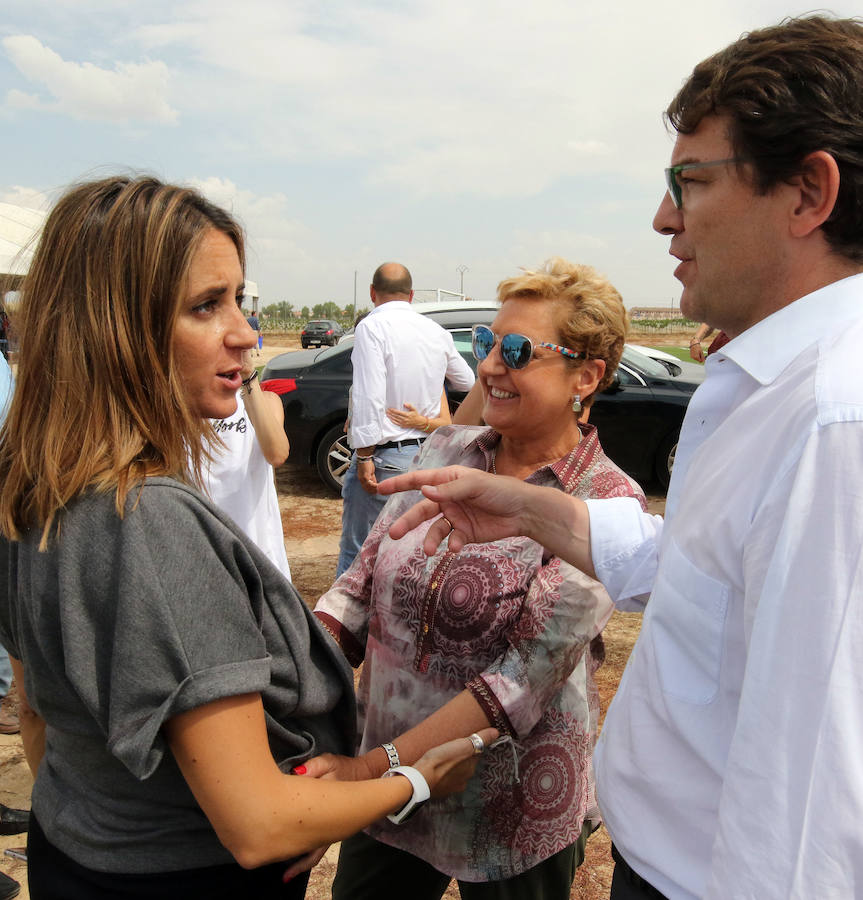 Fernández Mañueco saluda a Raquel Fernández y a Paloma Sanz.