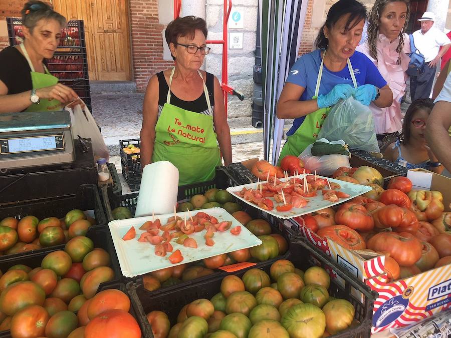 Un grupo de mujeres en uno de los puestos de venta de la feria.