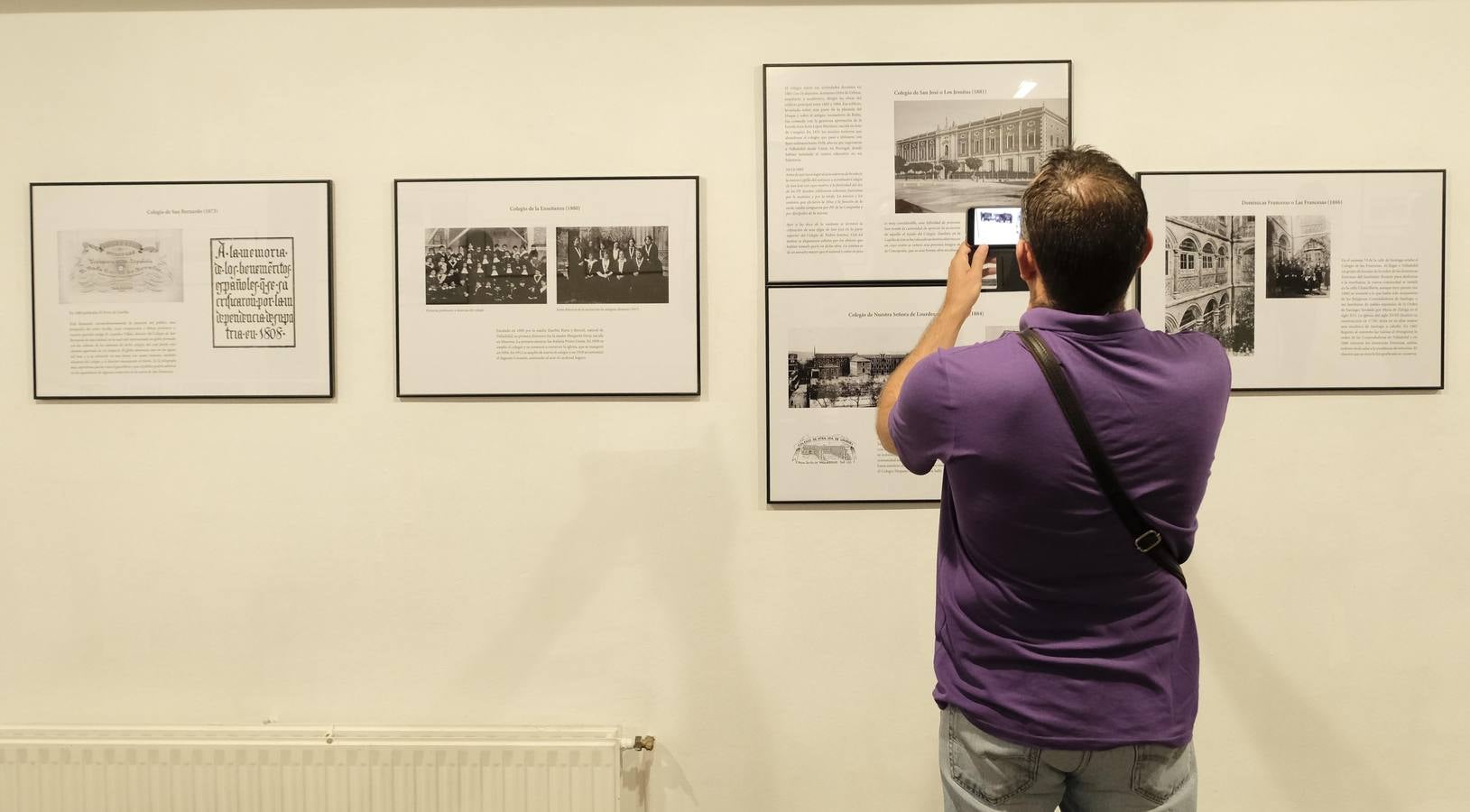 La muestra recorre la historia de una veintena de centros de enseñanza de la ciudad a través de fotografías, libros y objetos