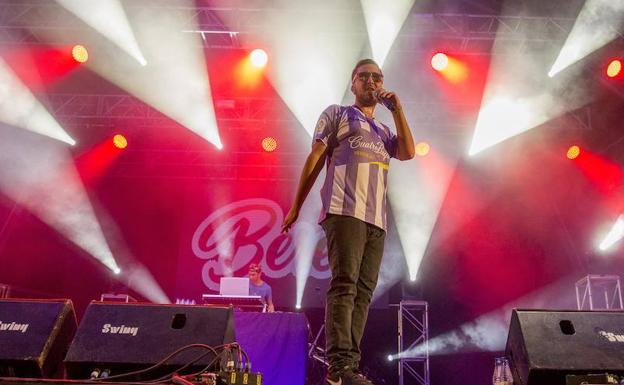 El cantante sevillano Beret se enfundó la camiseta del Real Valladolid durante su actuación en la Plaza Mayor. 