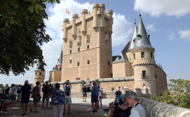 Vistantes en el exterior del Alcázar.