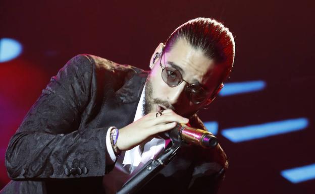 Maluma, con la pulsera contra las agresiones sexistas durante su actuación en Palencia.