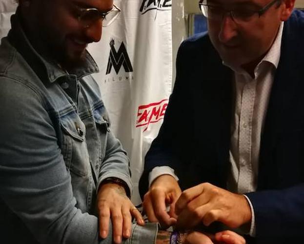 El alcalde de Palencia coloca la pulsera contra las agresiones sexistas a Maluma.