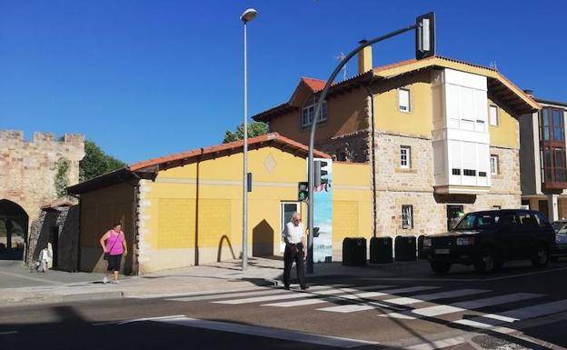 Aguilar pone en marcha un nuevo semáforo en la Avenida Ronda