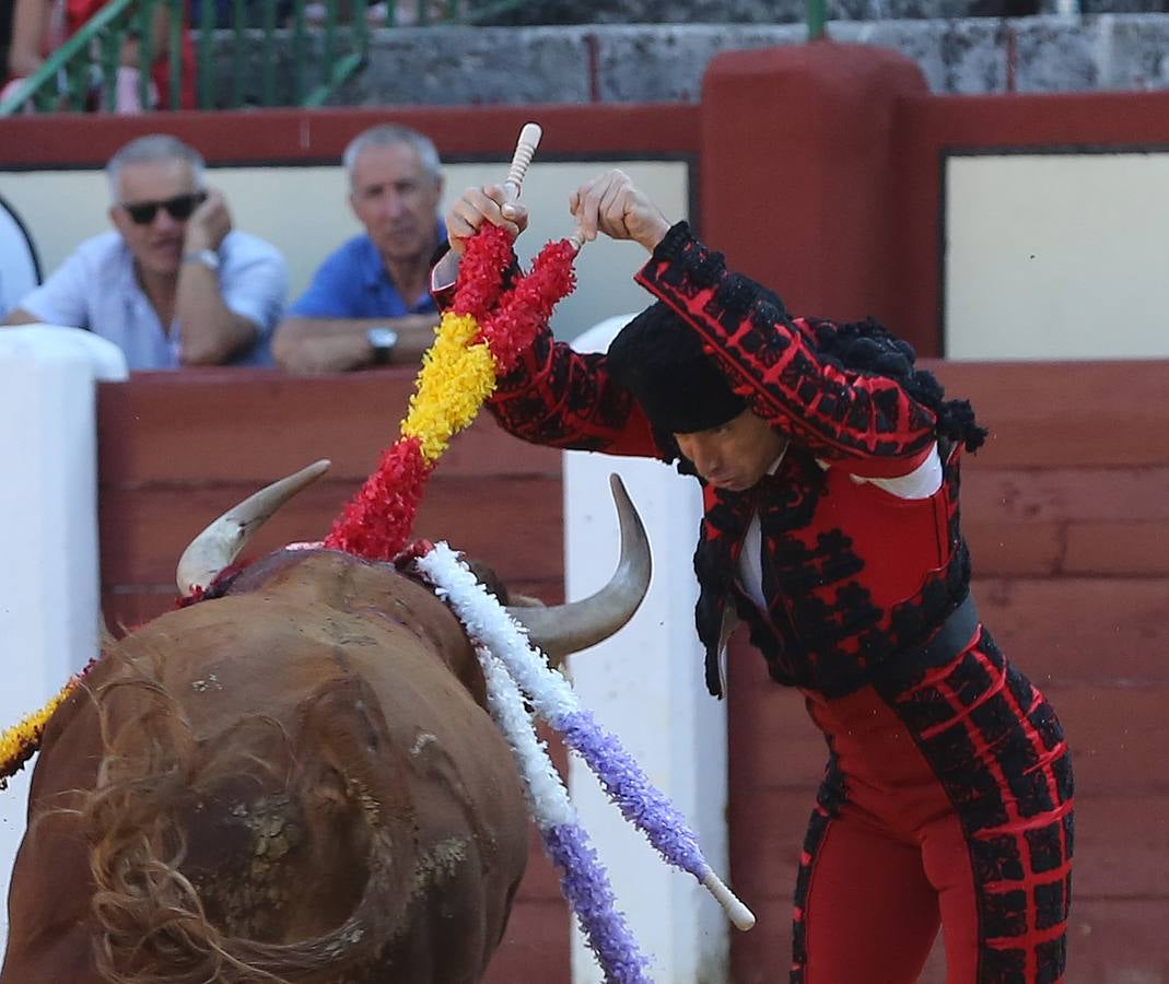 El navarro cortó tres orejas; Alfonso Ortiz se fue de vacío y Darío Domínguez escuchó tres avisos