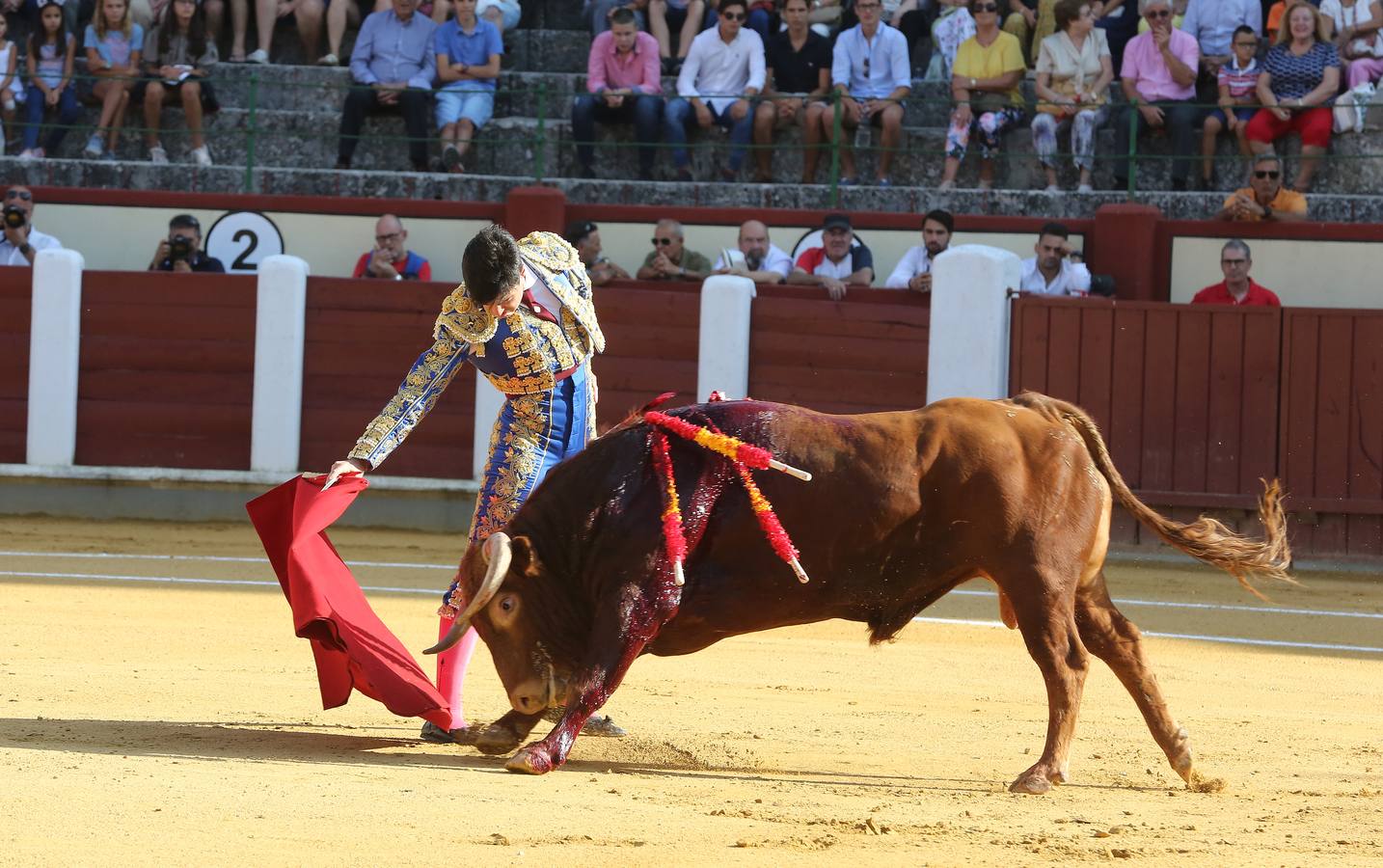El navarro cortó tres orejas; Alfonso Ortiz se fue de vacío y Darío Domínguez escuchó tres avisos