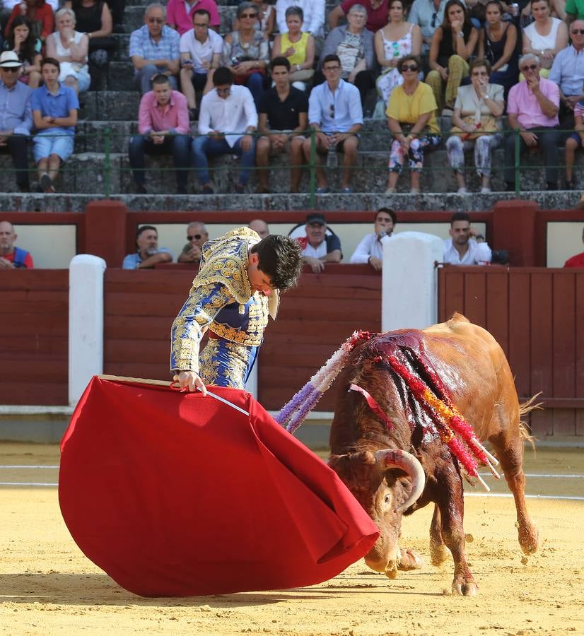 El navarro cortó tres orejas; Alfonso Ortiz se fue de vacío y Darío Domínguez escuchó tres avisos