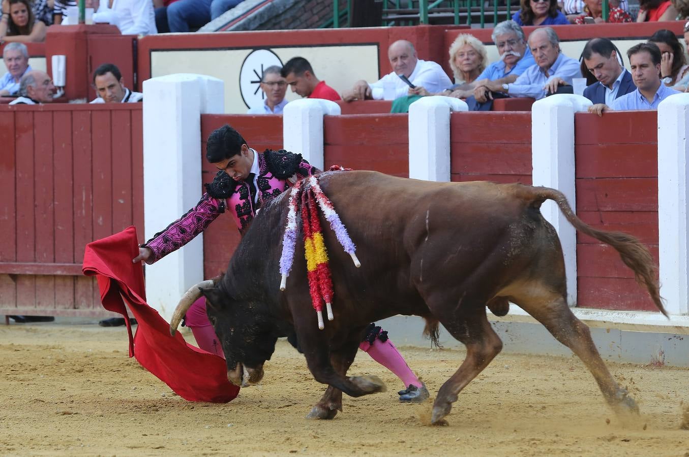 El navarro cortó tres orejas; Alfonso Ortiz se fue de vacío y Darío Domínguez escuchó tres avisos