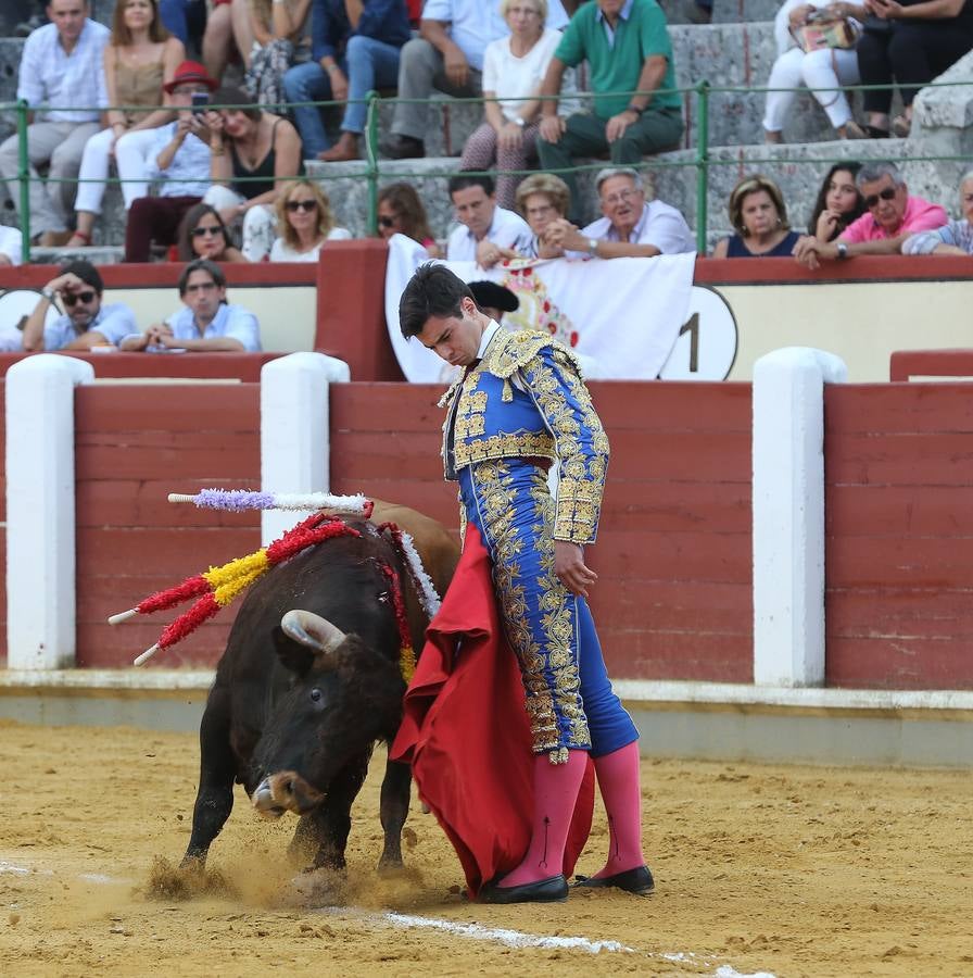 El navarro cortó tres orejas; Alfonso Ortiz se fue de vacío y Darío Domínguez escuchó tres avisos