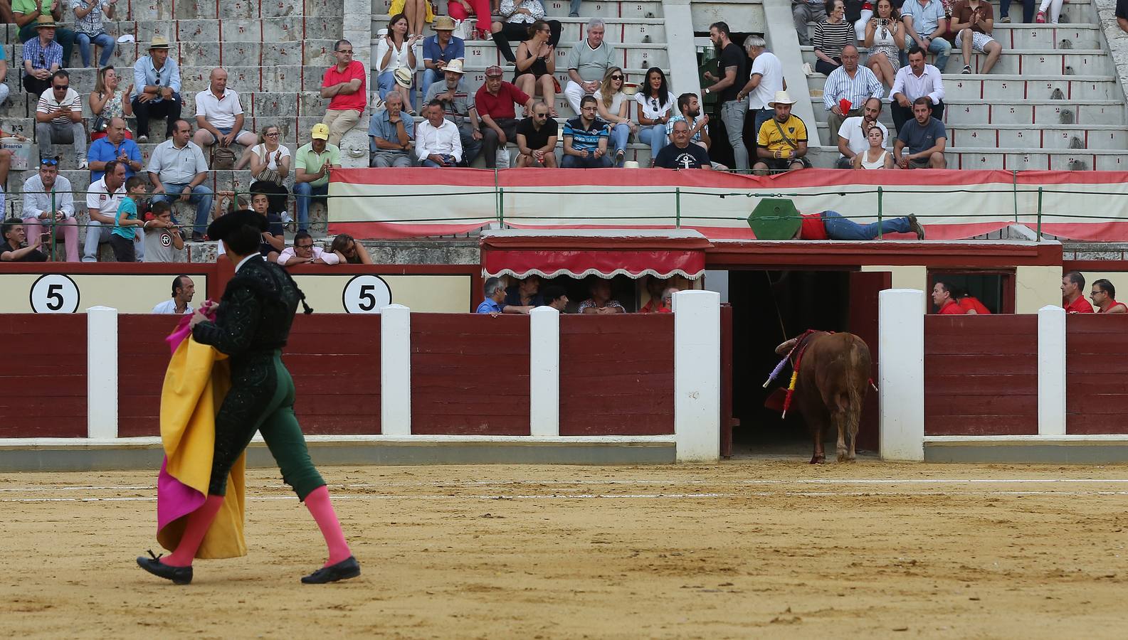 El navarro cortó tres orejas; Alfonso Ortiz se fue de vacío y Darío Domínguez escuchó tres avisos
