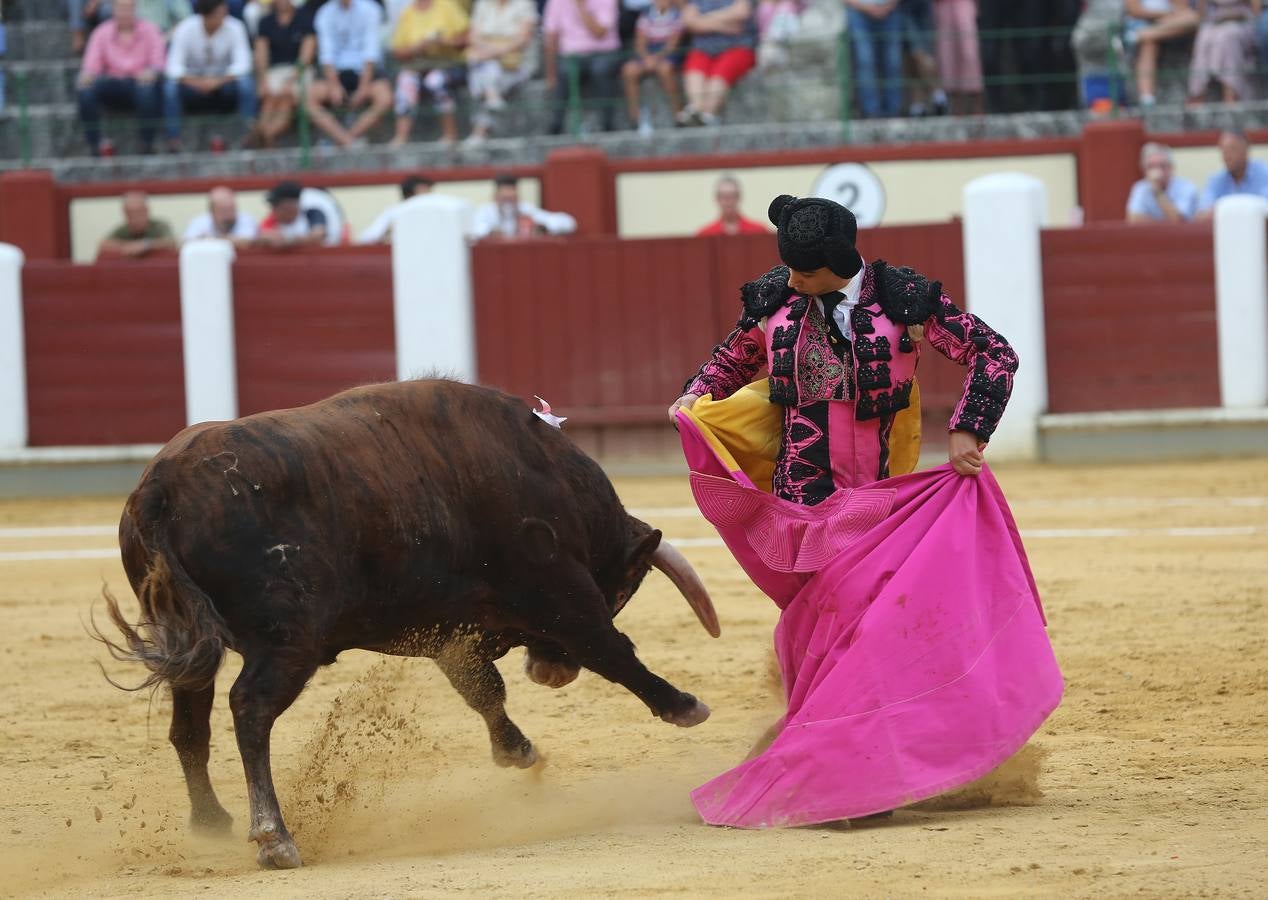 El navarro cortó tres orejas; Alfonso Ortiz se fue de vacío y Darío Domínguez escuchó tres avisos