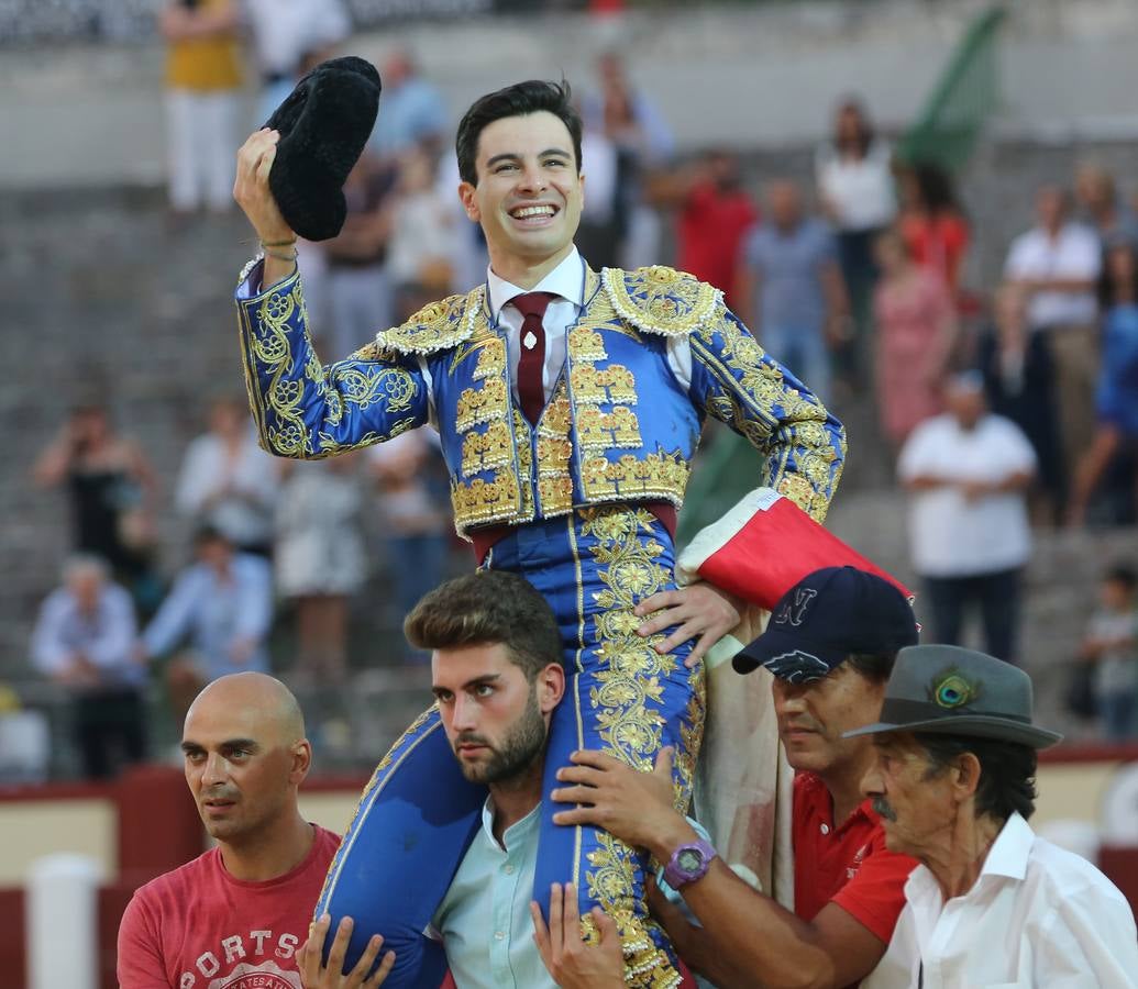 El navarro cortó tres orejas; Alfonso Ortiz se fue de vacío y Darío Domínguez escuchó tres avisos