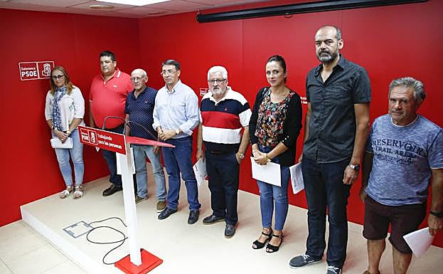 Alcaldes y diputados de la comarca de Alba de Tormes, junto a Fernando Pablos. 