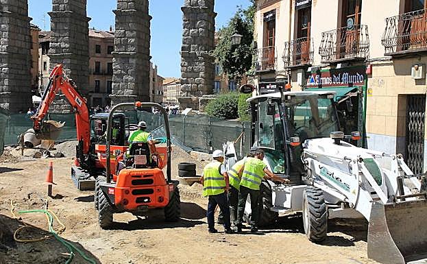 Obras en la calle San Juan para colocar adoquines