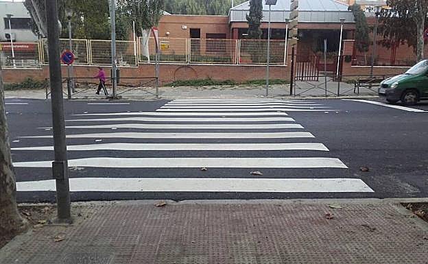 Paso de peatones en la avenida de la Constitución. 
