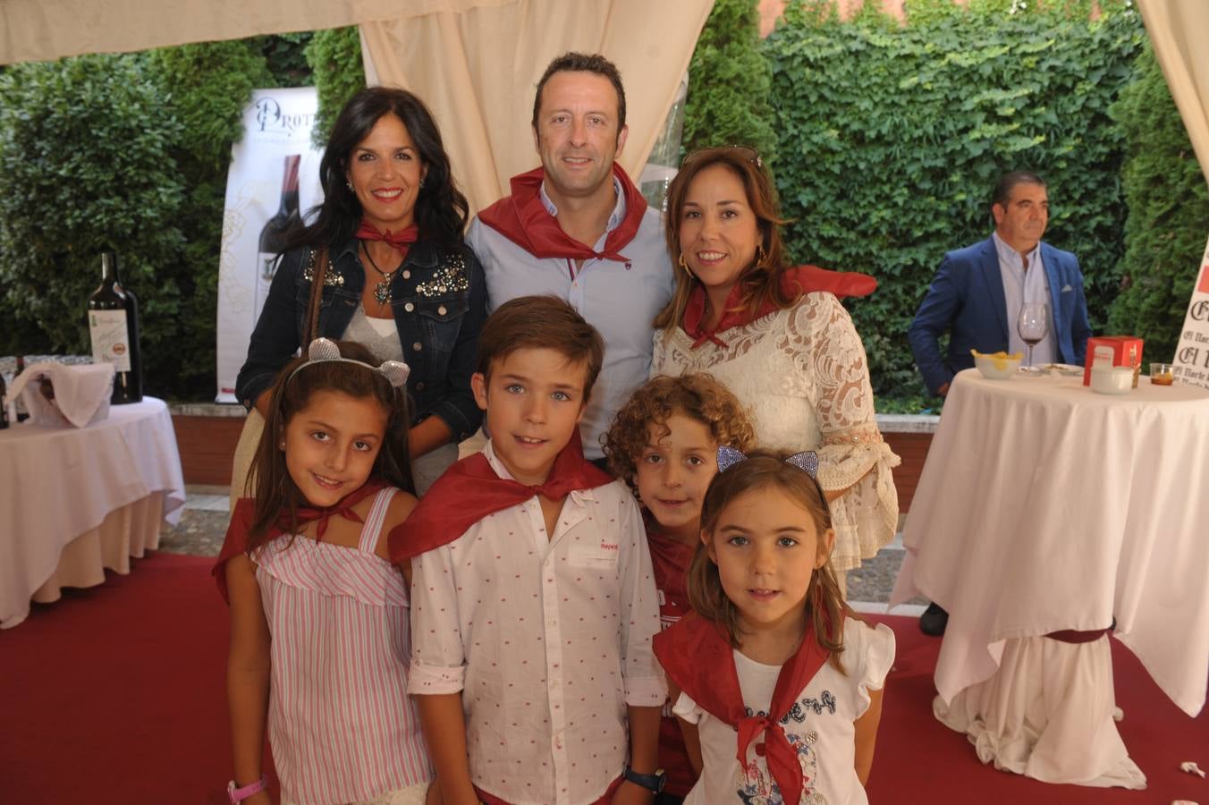 Sandra Bárcenas, Luis Miguel Navas y Marta Saracibar, de la Asociación Monasterio del Prado, con los pequeños Mirian, Jorge, David y Carla.