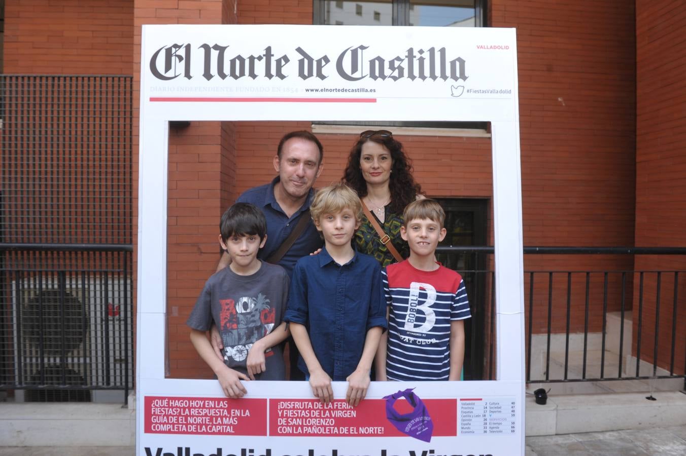 Kote Istúriz, de El Norte de Castilla, con Almudena Blanco y sus trillizos Raúl, Martín y Víctor, que ayer cumplieron nueve años.