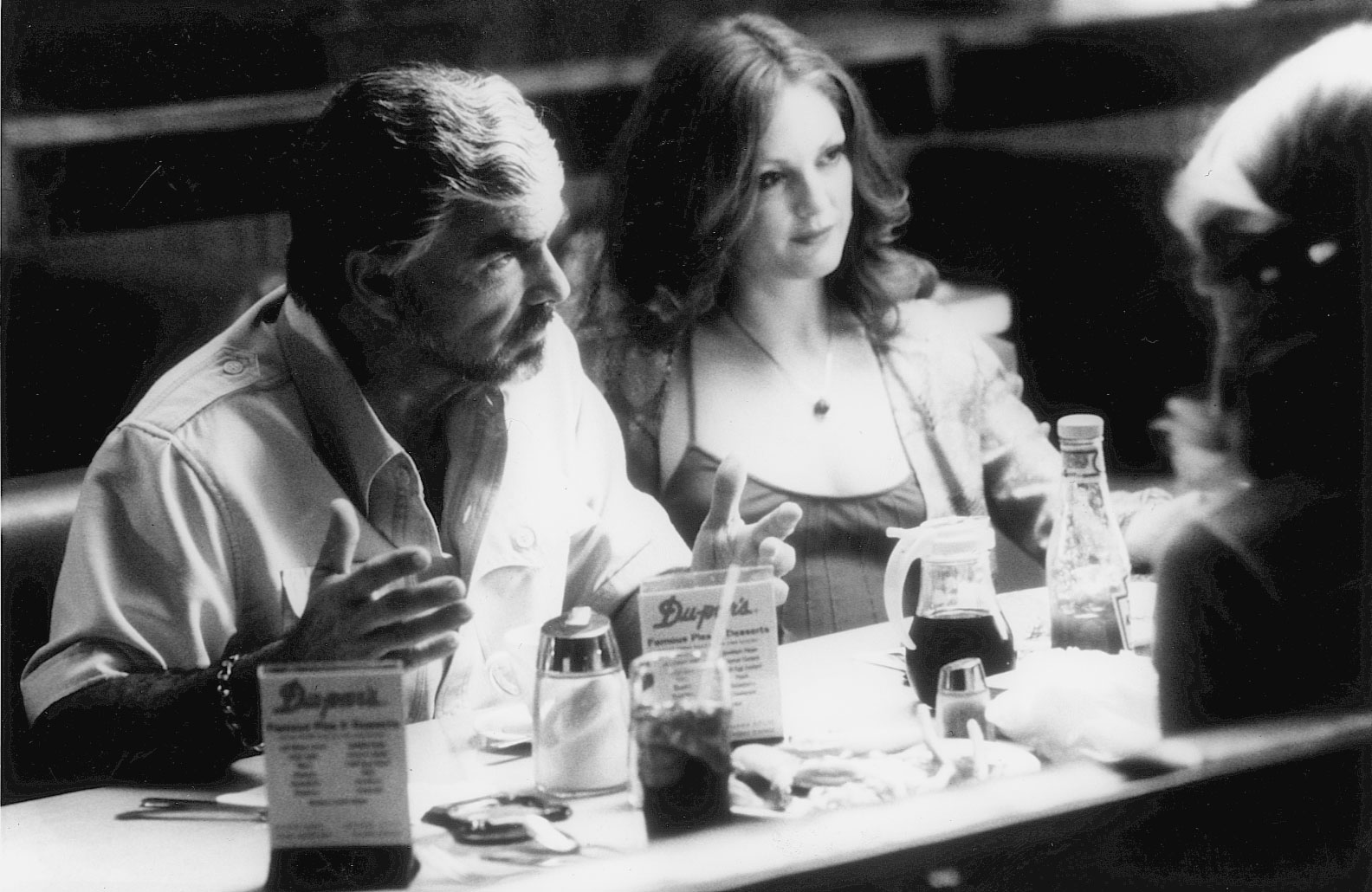 Burt Reynolds y Julianne Moore en una escena de la película 'Boogie Nights' (1997) de Paul Thomas Anderson. 