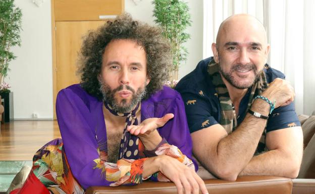 Manu Badenes, maestro de ceremonias de 'The hole zero', y Carlos Alexandre, coordinador de la gira. 