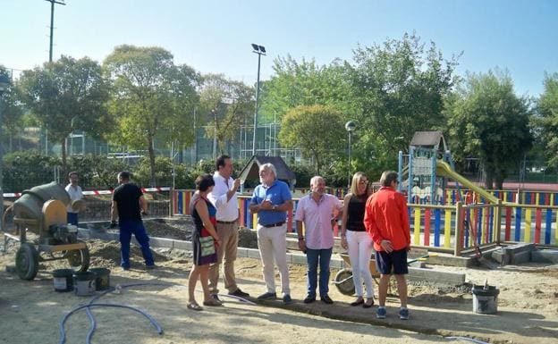 El alcalde David Mingo visita las obras que se acometen en el parque. 