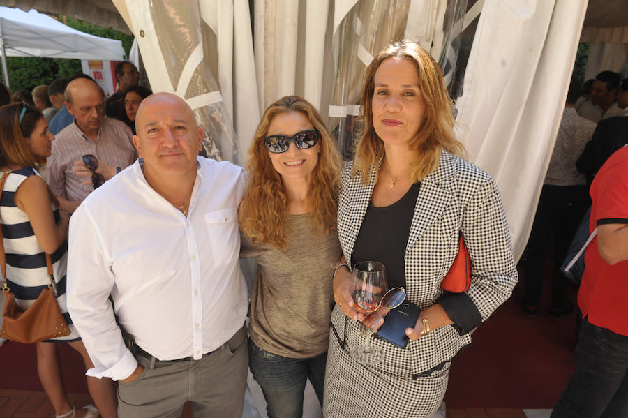 Alonso Abril y Susi Hernández, de Asmain, con María Pérez, de El Norte.