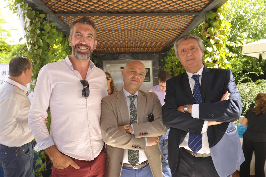 Eduardo Moreno, de El Norte, con Luis Campa y Francisco Fernández, de Dimfo.