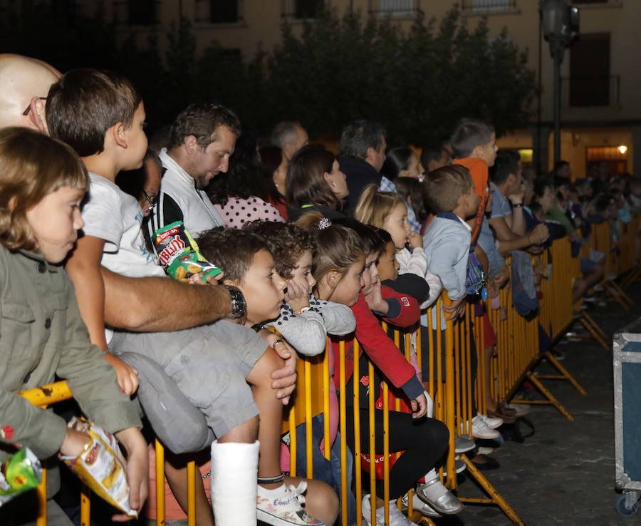 Fotos: Espectáculo de circo contemporáneo en la Plaza Mayor de Palencia