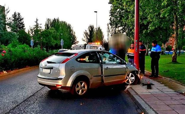 En la imagen se aprecia el coche empotrado contra la farola.