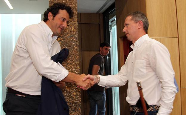 Galería. Manuel García saluda al ya alcalde Jorge Pérez Robles.