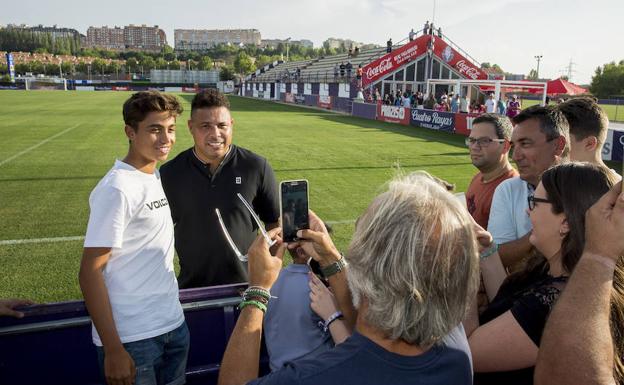 Ronaldo posa con un aficionado en los Anexos del Zorrilla.