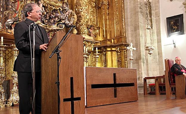 El sacerdote Anastasio Gil pronuncia el pregón de Semana Santa en 2012. 