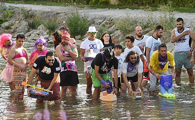 Los participantes de la primera ronda del descenso preparan sus cayucos. 