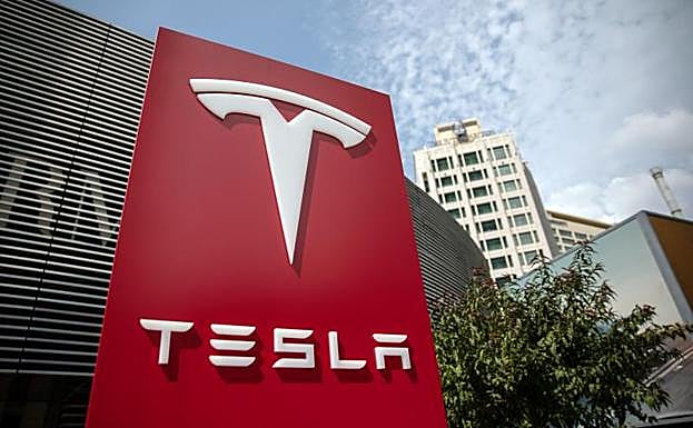 Las acciones de Tesla caen tras renunciar su director financiero