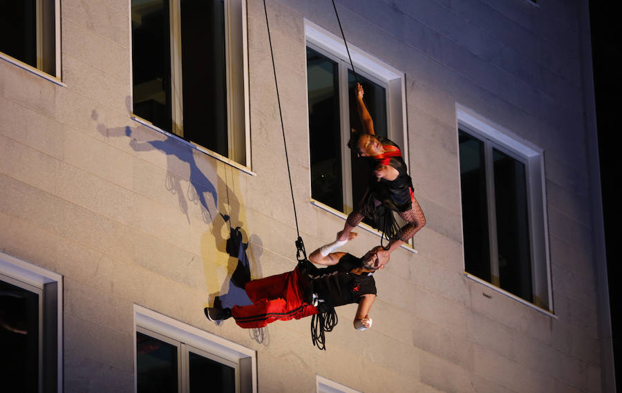 Fotos: Espectáculo de danza vertical en la plaza Pintor Caneja