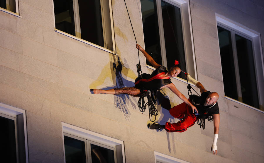 Fotos: Espectáculo de danza vertical en la plaza Pintor Caneja