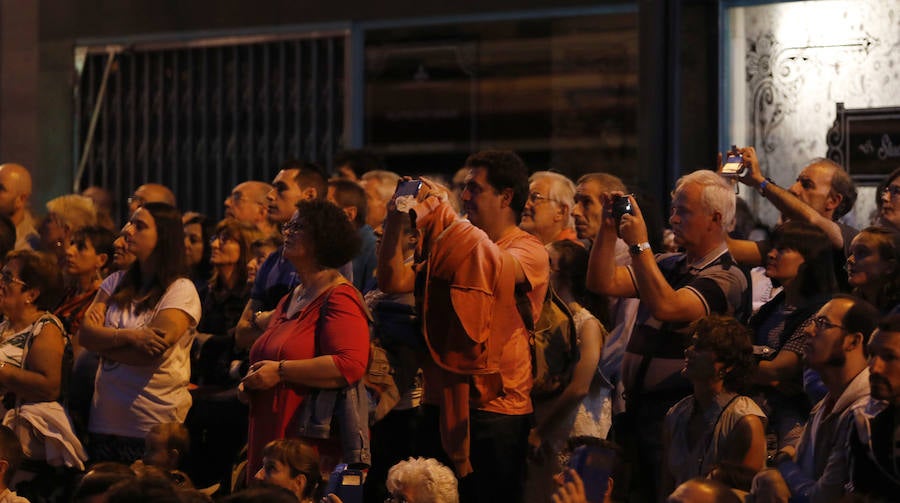 Fotos: Espectáculo de danza vertical en la plaza Pintor Caneja