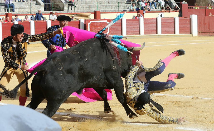 Padilla sufrió una terrible cogida, pero se repuso y abrió la Puerta Grande del coso vallisoletano acompañado de El Fandi, mientras que Ferrera cortó una oreja