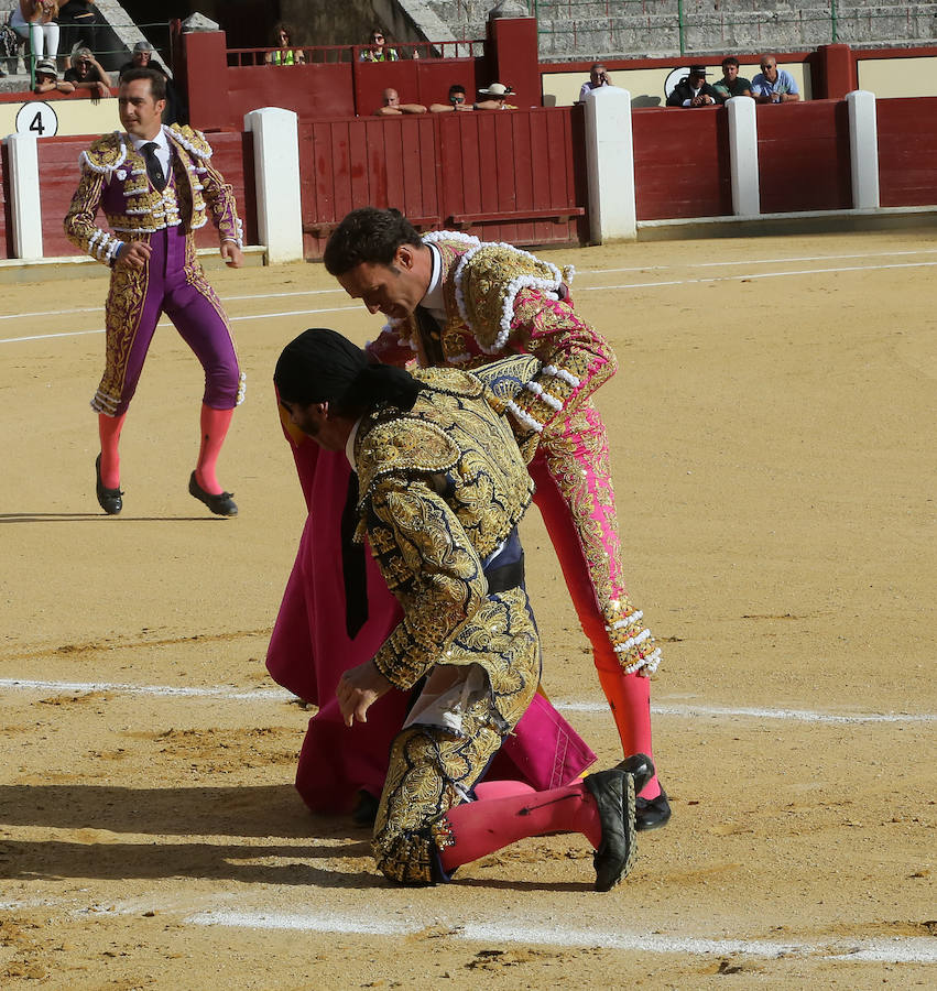 Padilla sufrió una terrible cogida, pero se repuso y abrió la Puerta Grande del coso vallisoletano acompañado de El Fandi, mientras que Ferrera cortó una oreja