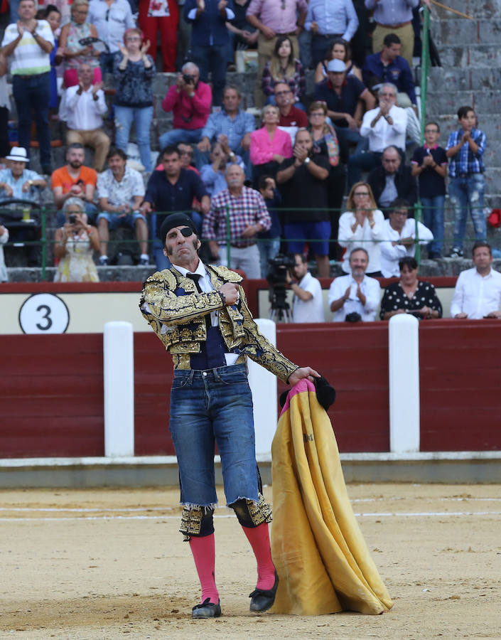 Padilla sufrió una terrible cogida, pero se repuso y abrió la Puerta Grande del coso vallisoletano acompañado de El Fandi, mientras que Ferrera cortó una oreja